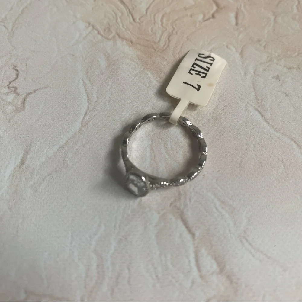 Elegant Silver Ring with Clear Gemstone - Picture 4 of 5